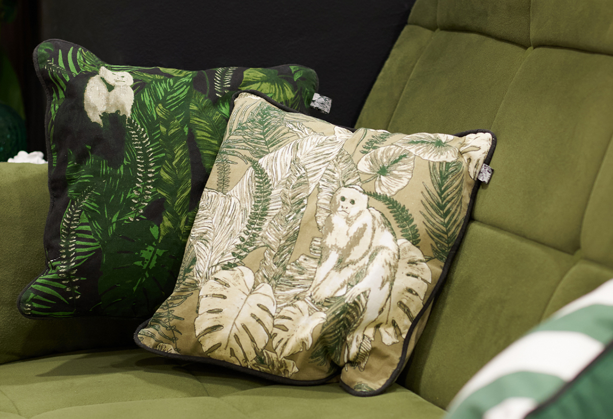 Απεικονίζεται το μαξιλάρι πάνω σε έναν καναπέ.